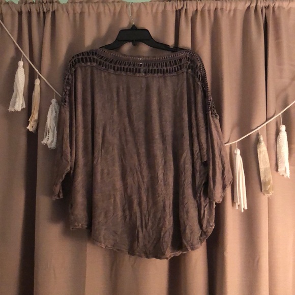 Flowy trapeze shirt with cut outs - Picture 3 of 5